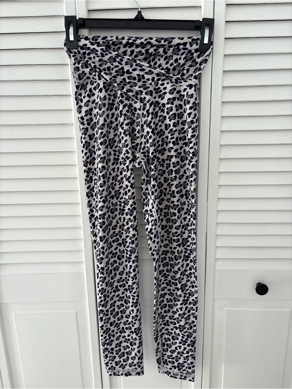 NWOT Aerie Gray and Black Leopard Print Crossover Leggings